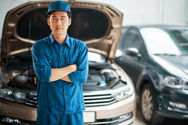 mechanic-at-car-service-V6QC2E3.jpg